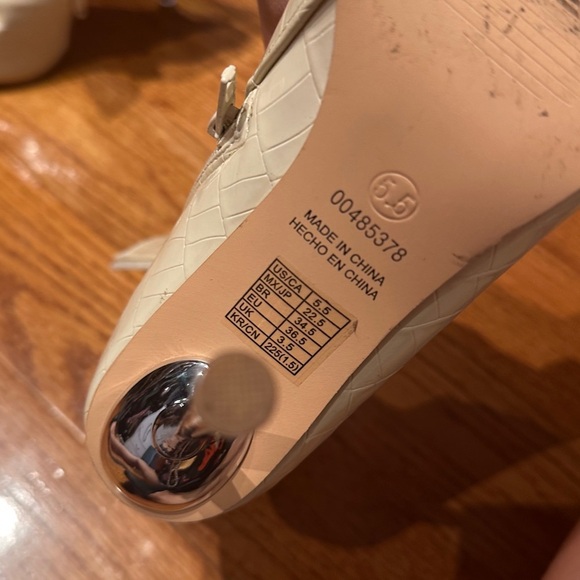 Chic Cream Ankle Boots with Stiletto Heel
Size 5.5 - Picture 3 of 5